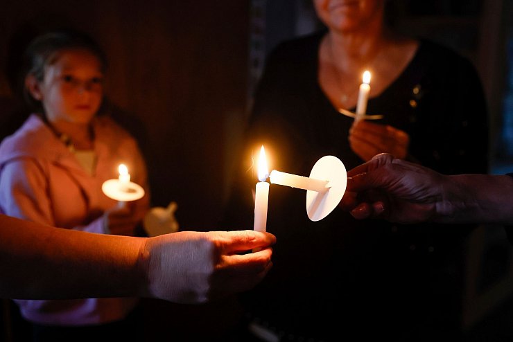 Mahnwache für die Opfer. Die Menschen in der Stadt Fall City stehen unter Schock. - © Jennifer Buchanan/The Seattle Times/AP/dpa