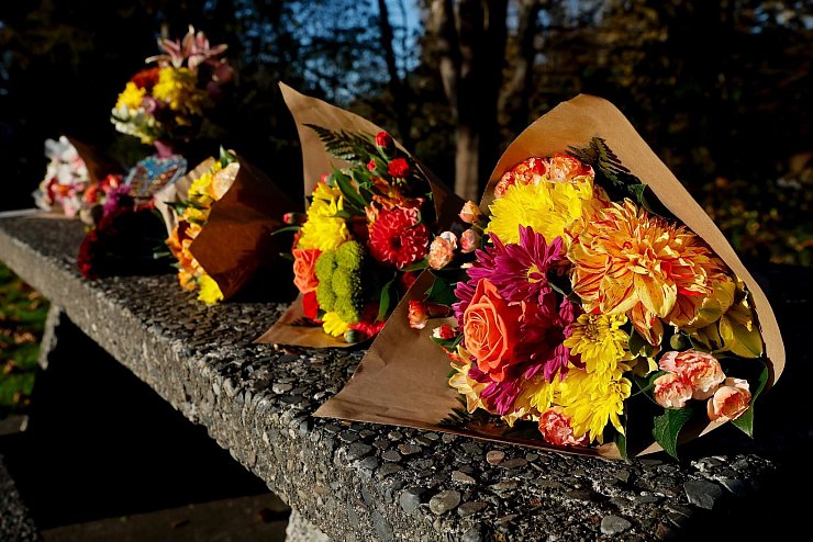 Blumensträuße in einem Park in Fall City. Die Menschen in der Stadt sind fassungslos. - © Jennifer Buchanan/The Seattle Times/AP