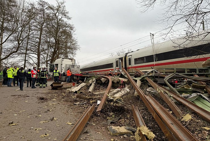 Am Stadtrand von Hamburg sind am Nachmittag ein ICE der Deutschen Bahn und ein Sattelzug zusammengestoßen. - © Daniel Bockwoldt/dpa