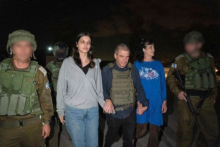 Judith Raanan und ihre 17-jährige Tochter Natalie waren bereits aus der Gefangenschaft im Gazastreifen freigelassen worden. - © Uncredited/Government of Israel/dpa