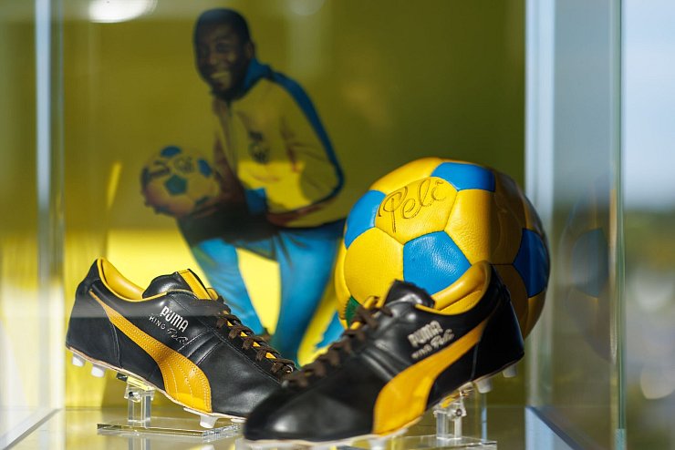Der Beginn von farbigen Schuhen: Pelé ließ sich für die WM 1970 einen knallgelben Puma-Streifen auf seine Schuhe nähen. - © Daniel Karmann/dpa
