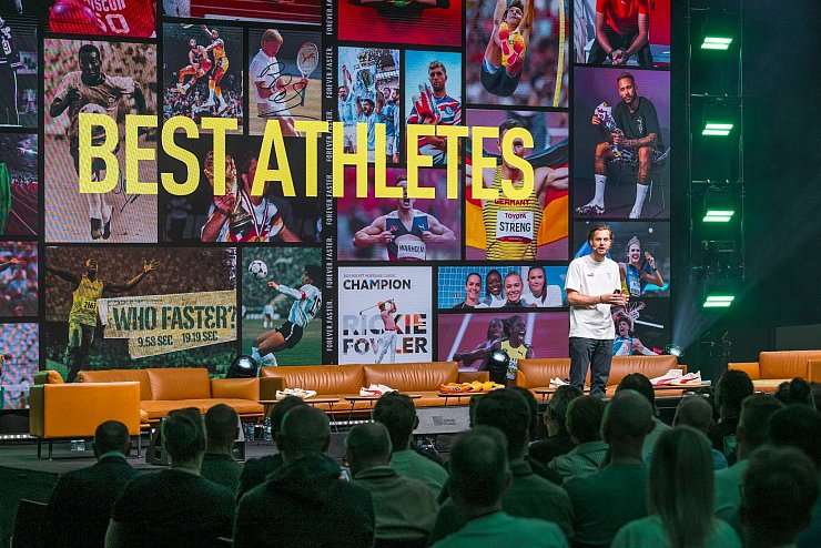 Arne Freundt, CEO von Puma, bei seiner Präsentation während des Festakts. Etliche Größen des Weltsports waren über die Jahrzehnte mit Puma verbunden. - © Daniel Vogl/dpa