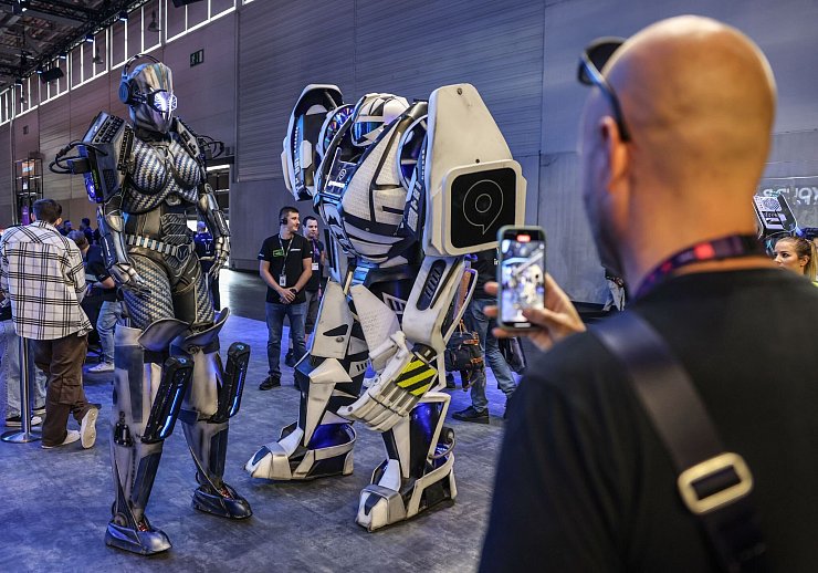 Fotografen nehmen Bilder von Fantasiefiguren der Gamescom auf. - © Oliver Berg/dpa