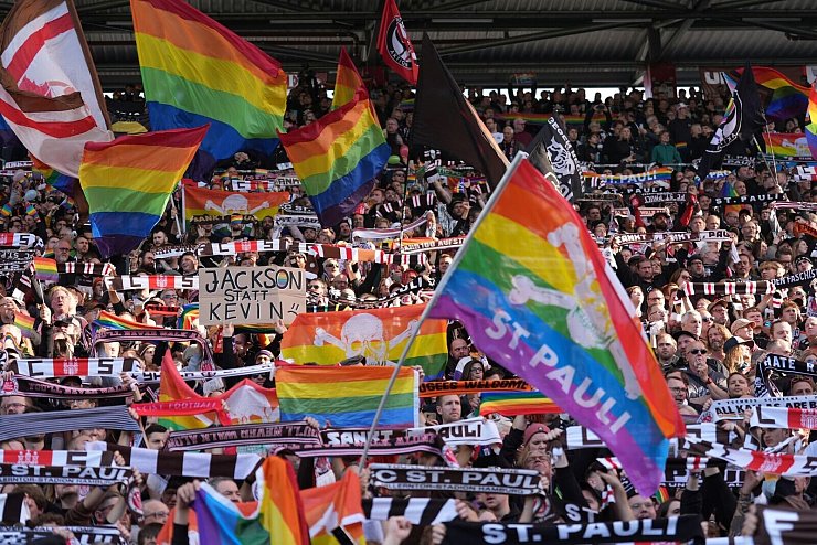 Der bunte Protest gegen Homophobie und für Vielfalt und Toleranz. - © Marcus Brandt/dpa