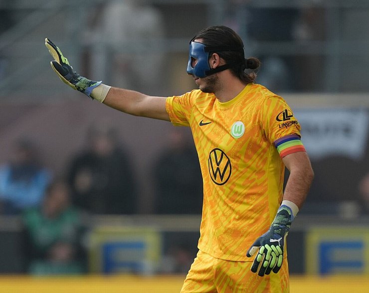 Wolfsburgs Torwart Kamil Grabara war gegen den FC St. Pauli einige Mal gefordert. - © Marcus Brandt/dpa