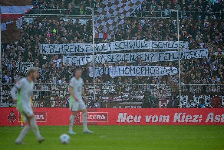 VfL-Stürmer Kevin Behrens musste einiges lesen wegen seiner homophoben Äußerung, für die er sich allerdings auch entschuldigt hat. - © Marcus Brandt/dpa