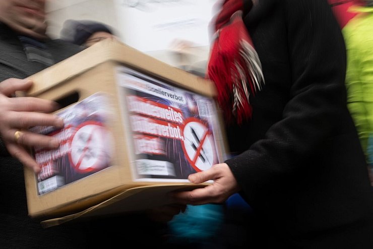 Die symbolische Kiste mit der Petition. - © Sebastian Christoph Gollnow/dpa