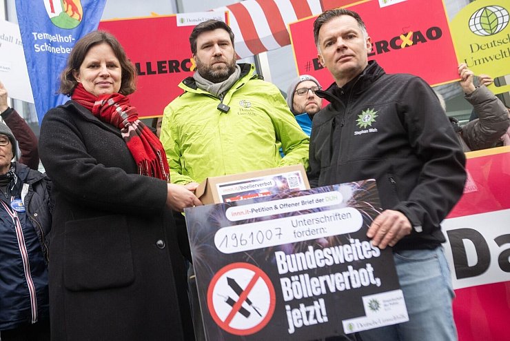 Übergabe der Petition an das Bundesinnenministerium. - © Sebastian Christoph Gollnow/dpa