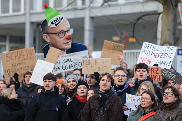 Proteste mehrerer hundert Demonstranten haben einen Besuch des CDU-Bundesvorsitzenden und Kanzlerkandidaten Friedrich Merz in der Kölner Uni-Klinik begleitet. - © Oliver Berg/dpa