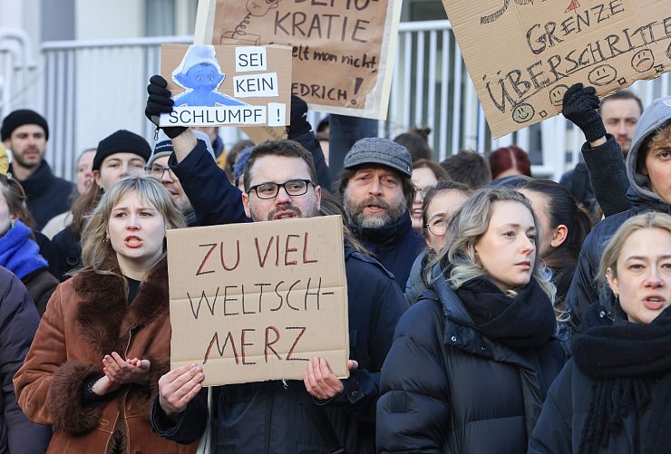 Proteste mehrerer hundert Demonstranten haben einen Besuch des CDU-Bundesvorsitzenden und Kanzlerkandidaten Friedrich Merz in der Kölner Uni-Klinik begleitet. - © Oliver Berg/dpa