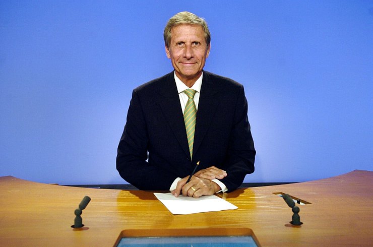 Der damalige Moderator Ulrich Wickert 2004 in Hamburg im «Tagesthemen»-Studio. - © picture alliance / M Gambarini/dpa