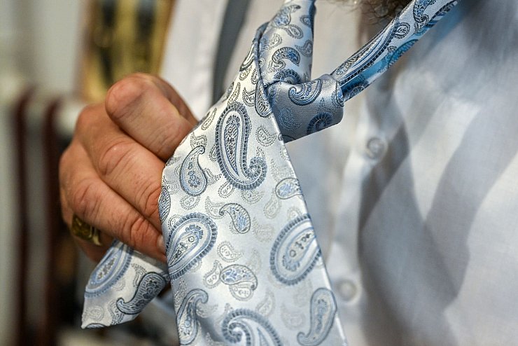 Die hohe Kunst des Krawattenbindens. - © Jens Kalaene/dpa