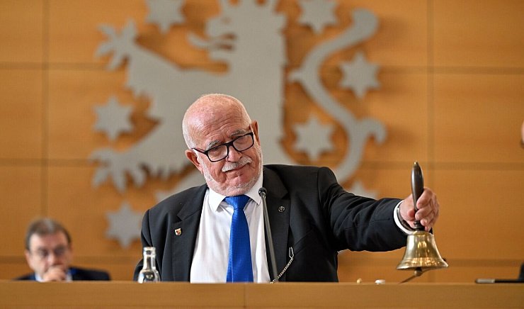 Der AfD-Alterspräsident hielt sich an den Verfassungsgerichtsbeschluss - © Martin Schutt/dpa