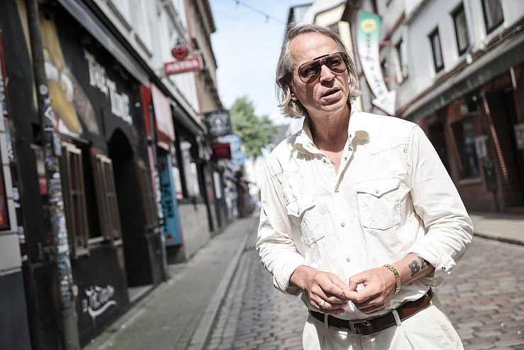 «Es war ja nicht nur Rotlicht und Ganoven. Es gab dieses warmherzige Miteinander», sagt Michel Ruge über seine Heimat St. Pauli. - © Christian Charisius/dpa