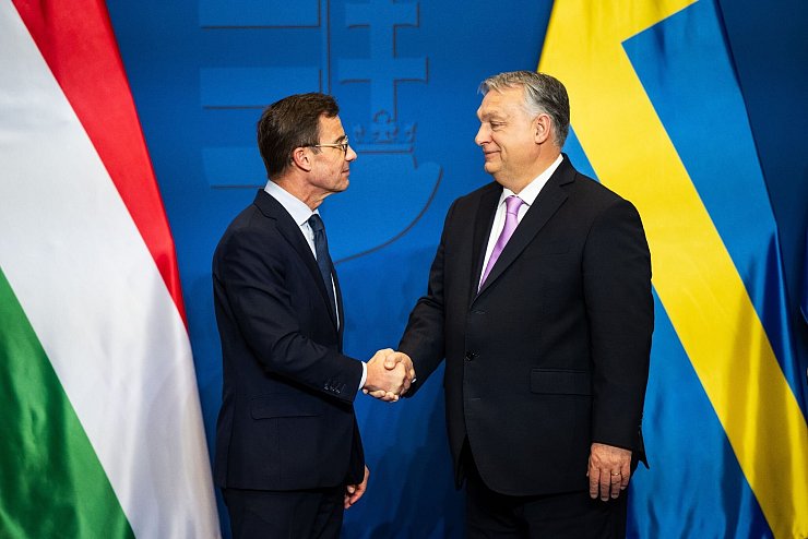 Streitigkeiten «in würdiger Weise» beigelegt: Schwedens Ministerpräsident Ulf Kristersson (l) und Viktor Orban kamen in Budapest zusammen. - © Marton Monus/dpa