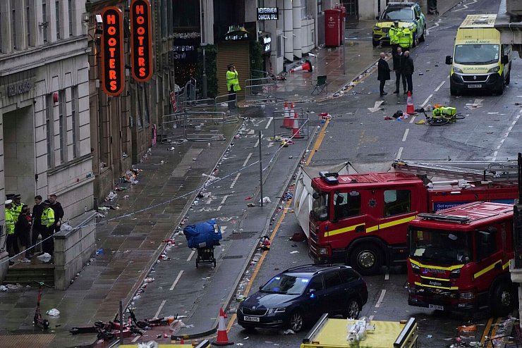 Auf der Water Street waren viele Menschen unterwegs, als das Auto in die Menge fuhr. - © Jon Super/AP/dpa