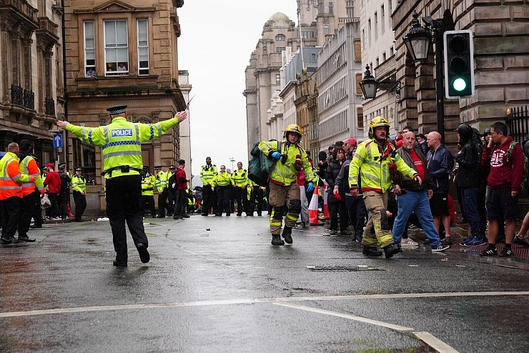Polizei und Rettungskräfte in der Water Street. - © Owen Humphreys/PA Wire/dpa