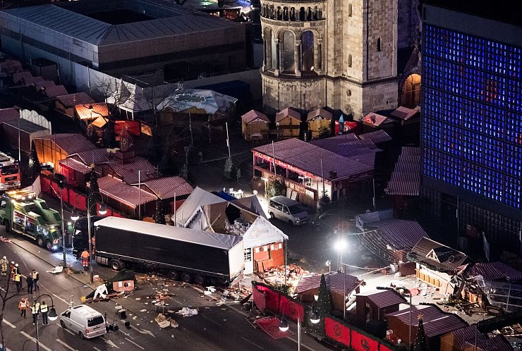 Auch bei einem islamistischen Anschlag auf den Weihnachtsmarkt am Breitscheidplatz in Berlin war am 19. Dezember 2016 ein Terrorist nahe der Gedächtniskirche mit einem Lastwagen in eine Menschenmenge gefahren. (Archivbild) - © Bernd von Jutrczenka/dpa