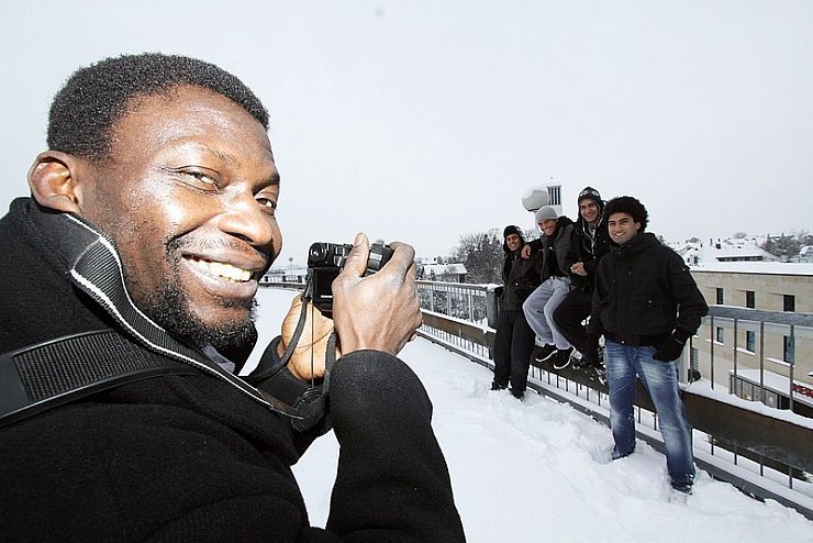 Bitte recht freundlich: Gibrill Turay fotografiert Jusuf Akgün, Arbin Gika, Emre Akgün und Murat Ulus (von links) auf dem Parkhaus am Ostertor. 