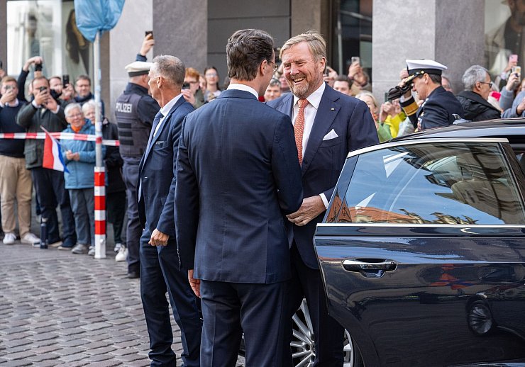 NRW-Ministerpräsident Hendrik Wüst begrüßt am Haus der Niederlande den niederländischen König Willem-Alexander. - © Guido Kirchner/dpa