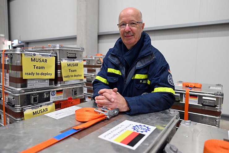 THW-Teamleader Peter Benz mit Leichtmetallkisten für die Ausrüstung. (Foto Produktion) - © Federico Gambarini/dpa