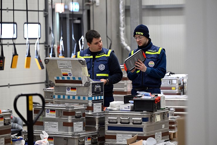 SEEBA-Teammitglieder prüfen die Kisten für den Einsatz. (Foto Produktion) - © Federico Gambarini/dpa