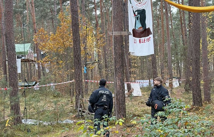 Die Polizei ist im Einsatz im Tesla-Protestcamp in Grünheide bei Berlin, weil Umweltaktivisten das Gelände für Kampfmittel-Untersuchungen nicht freiwillig verlassen wollen. - © Lutz Deckwerth/dpa