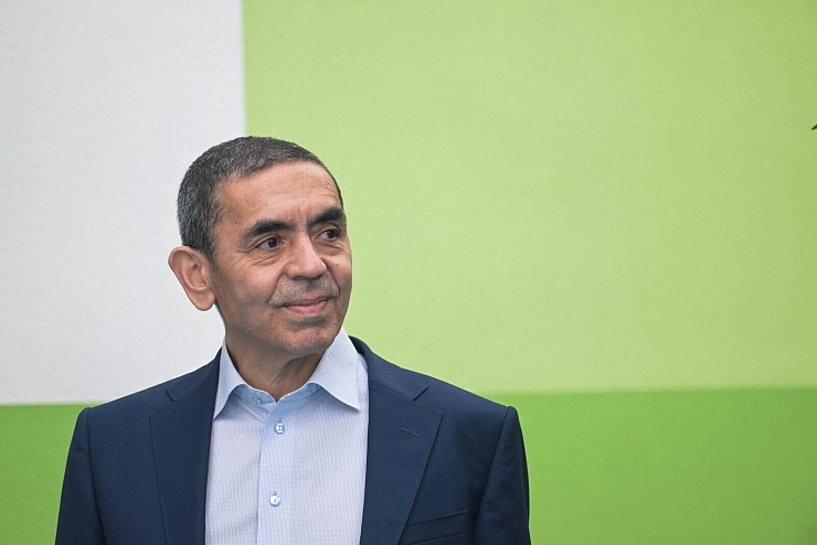 «Wir sehen die Chance, bis 2030 ein Unternehmen mit einem breiten Krebsmedikamenten-Portfolio zu werden», sagt Unternehmenschef Ugur Sahin (Archivbild). - © Sebastian Gollnow/dpa