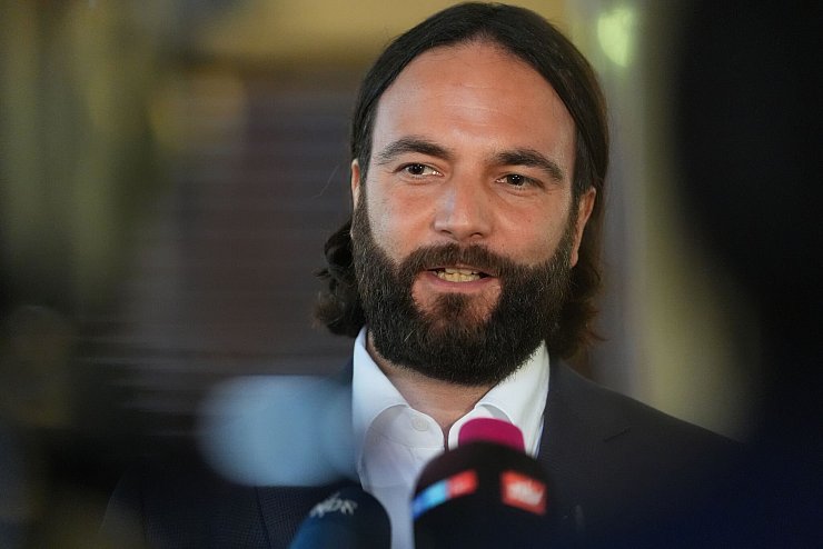 Blocks Verteidiger Ingo Bott hatte mit der Vorsitzenden Richterin wieder einen Schlagabtausch. - © Marcus Brandt/dpa