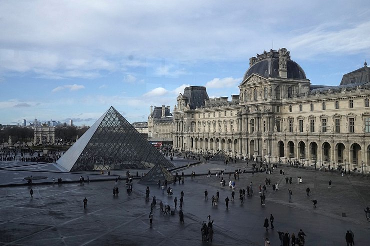 Der bisherige Eingang unter der berühmten Pyramide soll völlig umgestaltet werden. - © Thibault Camus/AP/dpa