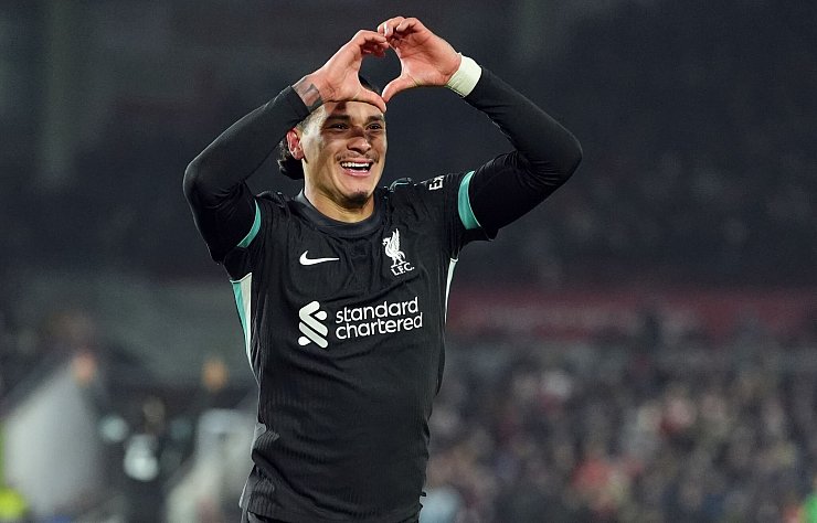 Darwin Núñez traf in der Nachspielzeit doppelt für den FC Liverpool. - © Adam Davy/PA Wire/dpa