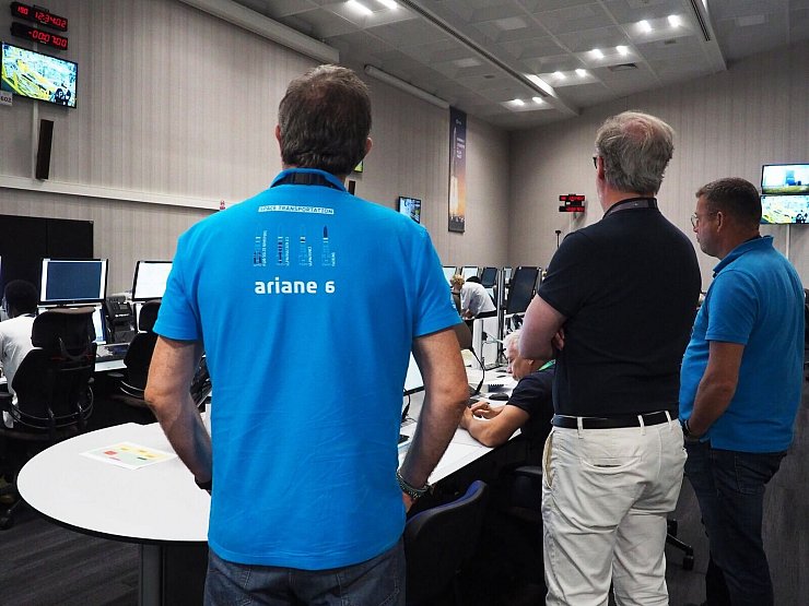 Im Kontrollraum wird der Ablauf bis zum Beginn des Flugs gemonitort. - © Rachel Bossmeyer/dpa