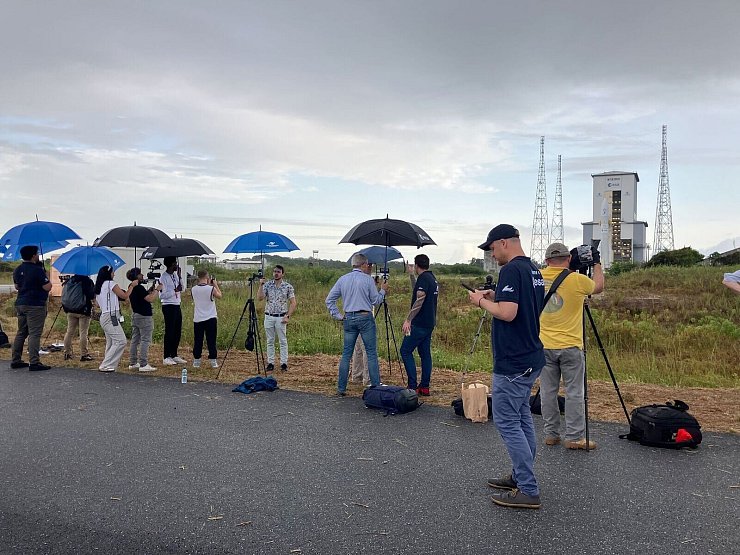 Reporterinnen und Report beobachten, wie das mobile Arbeitsgerüst um die Rakete weggefahren wird. - © Rachel Boßmeyewr/dpa