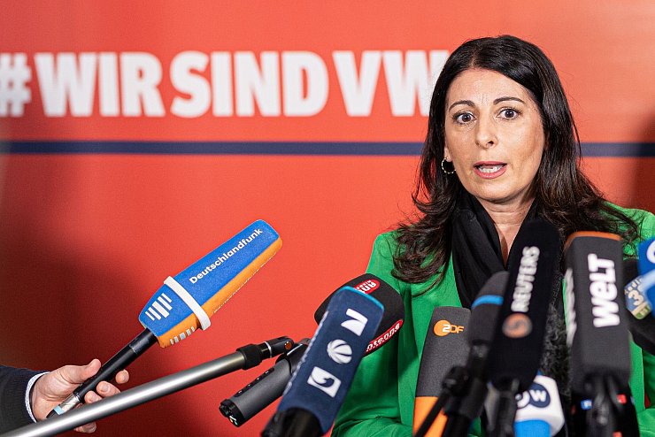 Betriebsratschefin Daniela Cavallo verhandelt auch den Haustarifvertrag bei VW mit. - © Moritz Frankenberg/dpa