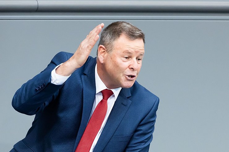 Linken-Politiker Christian Görke ist empört über die einwöchige Zwangspause, die dem Bundestag voraussichtlich verordnet wird. (Archivbild) - © Christoph Soeder/dpa