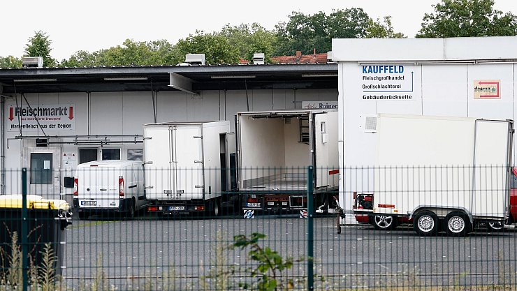 Zwei Tierärztinnen stehen im Zusammenhang mit dem Skandal um den Schlachthof Aschaffenburg vor Gericht. - © Heiko Becker/dpa