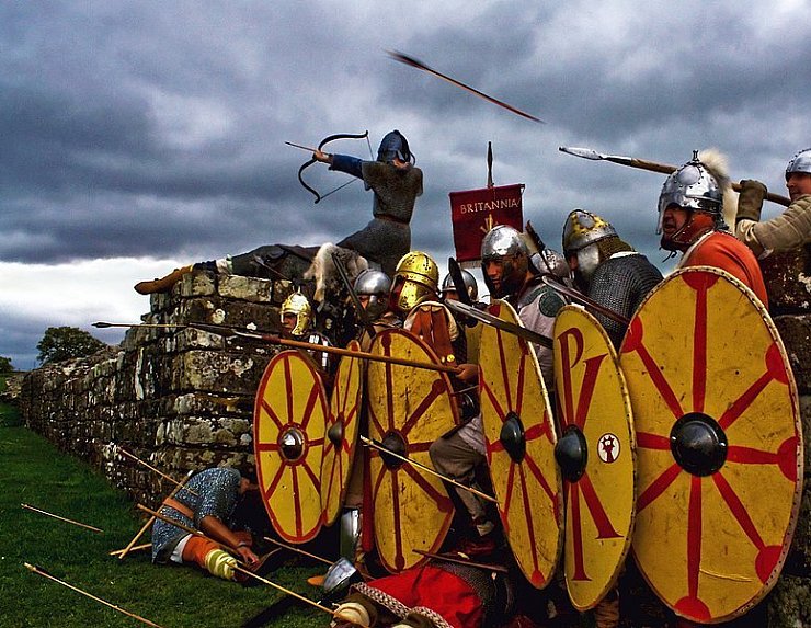 In Gefechtsstellung: Kaum eine Hollywood-Produktion kommt ohne die Gruppe "Britannia" aus, die römische Lebens- und Kampfkunst verinnerlicht haben. Die renommierten englischen Darsteller treten erstmals auf dem Kontinent auf.