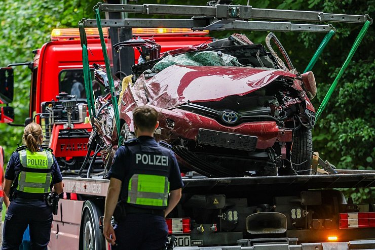 Der 16-jährige Fahrer war in einer Kurve von der Fahrbahn abgekommen und gegen einen Baum geprallt. Wie genau es dazu kommen konnte, wird jetzt untersucht. - © Christoph Reichwein/dpa