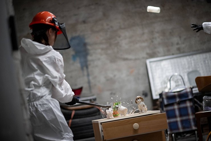 Schade um das Geschirr: In Wuträumen darf man ohne Schuldgefühle Dinge zerstören. - © Fabian Strauch/dpa