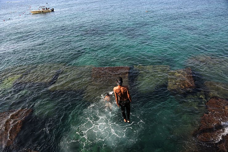 Das Wasser an den wenigen öffentlichen Badestellen gilt als hoch verschmutzt und zum Teil gesundheitsgefährdend. - © Marwan Naamani/dpa