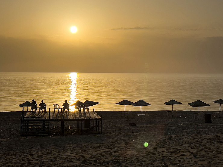 Die Wasserqualität am öffentlichen Strand Ramlet al-Baida ist einem Bericht des CNRS-Forschungsinstituts zufolge eine der schlechtesten im Land. - © Hussein Malla/AP/dpa