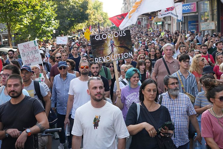 Der Zorn der Protestierenden richtet sich insbesondere gegen das jüngste gewaltsame Einschreiten der Polizei im nordserbischen Novi Sad. - © Darko Vojinovic/AP/dpa