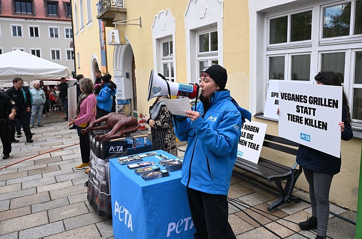 «Veganes Grillen statt Tiere killen»: Peta-Protest in Viechtach. - © Felix Hörhager/dpa