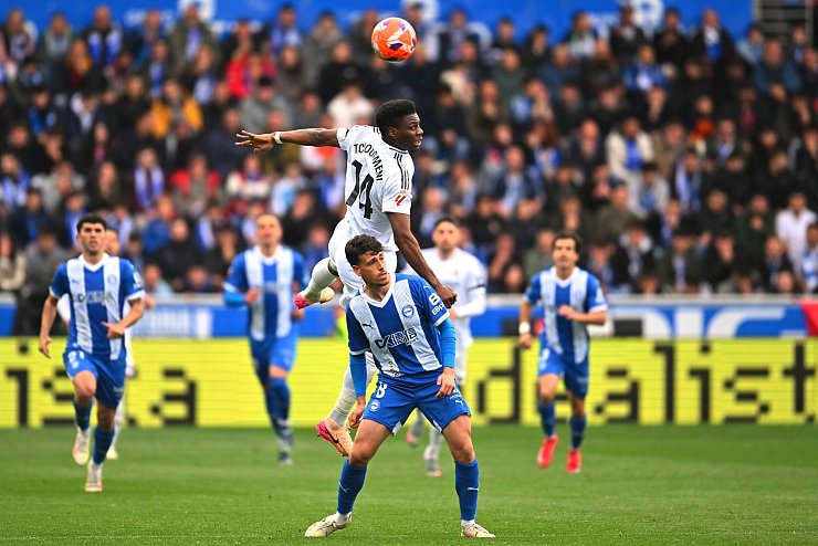 Real Madrid hatte Mühe mit Deportivo Alavés - © Miguel Oses/AP/dpa