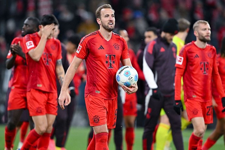 Mit dem Ball als Trophäe geht es für Harry Kane nach Hause. - © Sven Hoppe/dpa