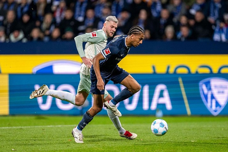 Bremens Marvin Ducksch (l) und Bochums Bernardo kämpfen um den Ball. - © David Inderlied/dpa