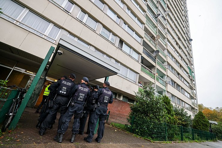 Immer wieder gibt es Polizeieinsätze oder große Sozialbetrugs-Kontrollen im «Weißen Riesen». (Archivbild) - © Christoph Reichwein/dpa