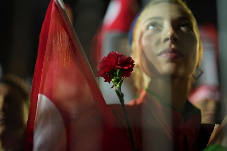 Proteste nach der Festnahme des Istanbuler Bürgermeisters - Eine Frau hält bei einer Demonstration in Istanbul eine Blume. - © Francisco Seco/AP/dpa