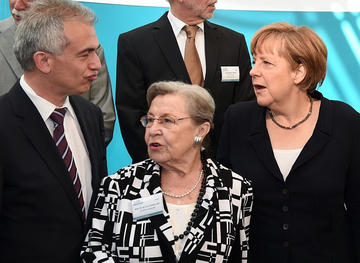 1995 gründete Ursula Lehr (m.) das Deutsche Zentrum für Alternsforschung. (Archivbild) - © picture alliance / dpa