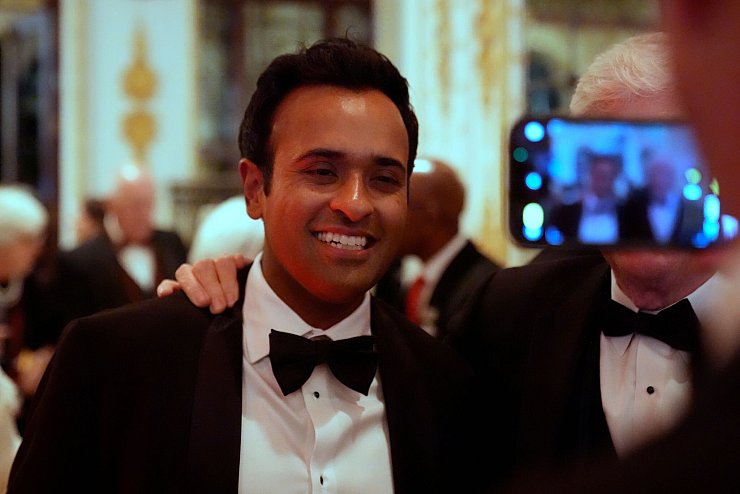 Vivek Ramaswamy soll an der Seite von Musk an der Kürzung von Regierungsausgaben arbeiten. - © Alex Brandon/AP/dpa